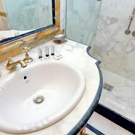 Elegant Apartment Nearby Trevi Fountain Rome Exterior photo