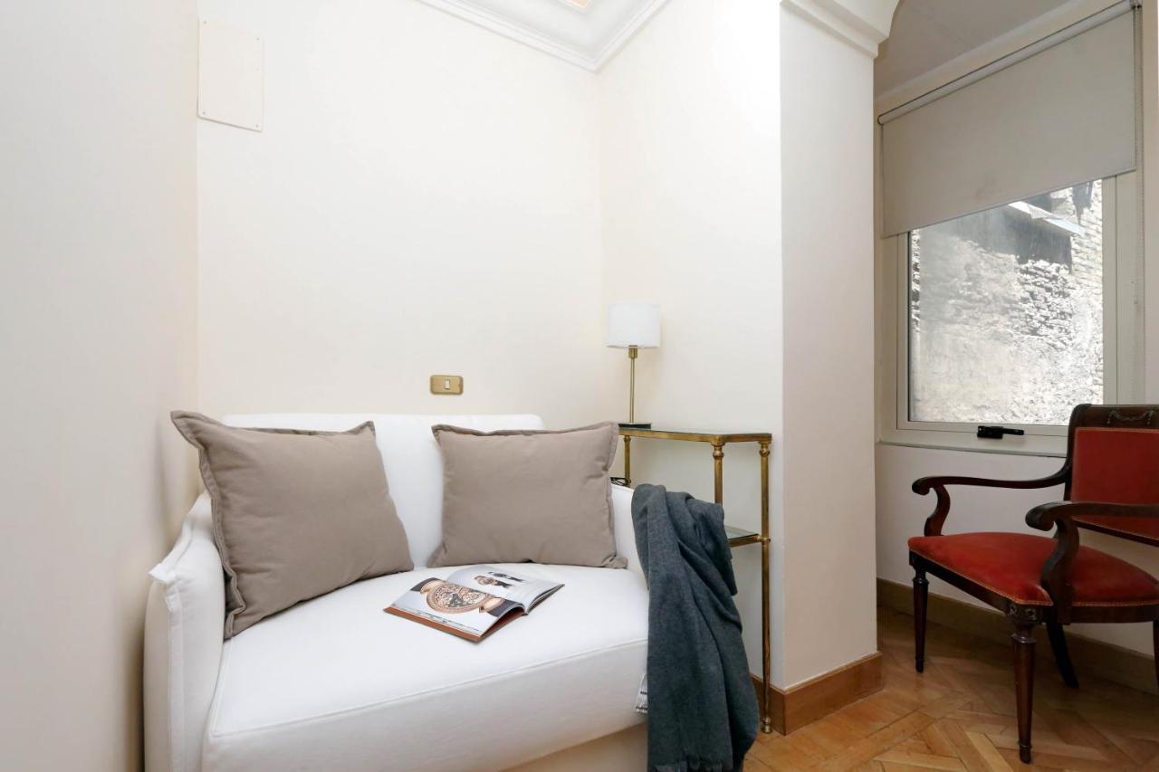 Elegant Nearby Trevi Fountain Appartement