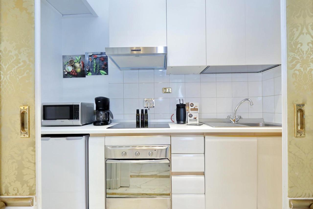 Elegant Nearby Trevi Fountain Appartement Rome